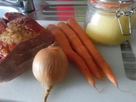 Rezept: Kasseler im Blätterteig mit Kartoffel-Möhren-Stampf und Rahm-Ananas-Sauerkraut Bild Nr. 9 Kasseler im Blätterteig mit Kartoffel-Möhren-Stampf und Rahm-Ananas-Sauerkraut - Rezept - Bild Nr. 9