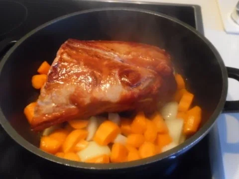 Rezept: Kasseler im Blätterteig mit Kartoffel-Möhren-Stampf und Rahm-Ananas-Sauerkraut Bild Nr. 8 Kasseler im Blätterteig mit Kartoffel-Möhren-Stampf und Rahm-Ananas-Sauerkraut - Rezept - Bild Nr. 8