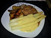 Kalbsrollbraten in Rahmsauce an Rosmarinkartoffeln, dazu Spargel & Sauce Bernaise - Rezept