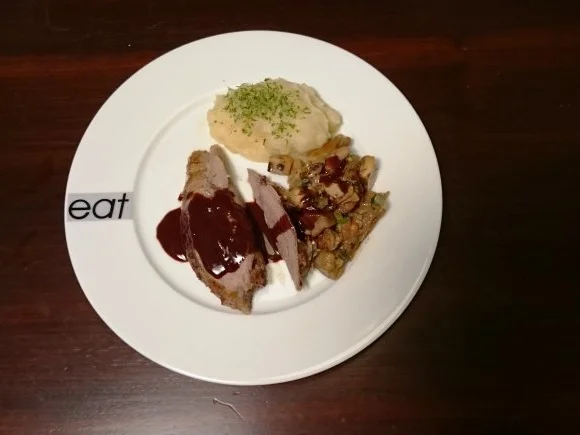 Rezept: Rehmedaillons in Brandy-Schokoladensauce, Steinpilzen und Kartoffel-Selleriestampf Rehmedaillons in Brandy-Schokoladensauce, Steinpilzen und Kartoffel-Selleriestampf - Rezept