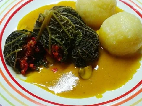 Rezept: Wirsing-Quinoa-Roulade an Kurkuma-Sauce mit Klößen Wirsing-Quinoa-Roulade an Kurkuma-Sauce mit Klößen - Rezept