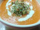 Möhrensuppe mit Orangen-Joghurt und Sprossen - Rezept