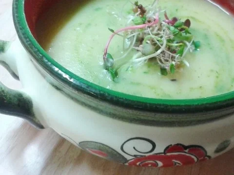 Schwarzwurzel-Kartoffelsüppchen mit Bärlauch-Pesto und Sprossen - Rezept