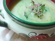 Schwarzwurzel-Kartoffelsüppchen mit Bärlauch-Pesto und Sprossen - Rezept