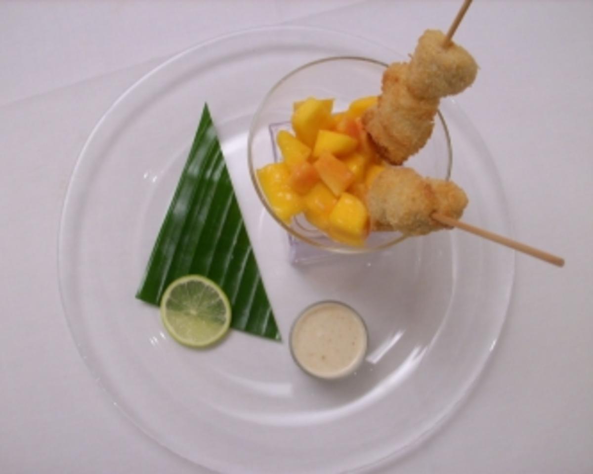 Hähnchenspieße im Glas auf Mango-Papaya-Salat mit Honig-Senf-Dipp - Rezept