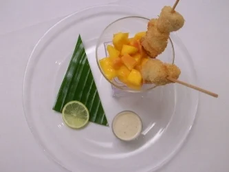 Hähnchenspieße im Glas auf Mango-Papaya-Salat mit Honig-Senf-Dipp - Rezept