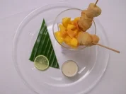 Hähnchenspieße im Glas auf Mango-Papaya-Salat mit Honig-Senf-Dipp - Rezept