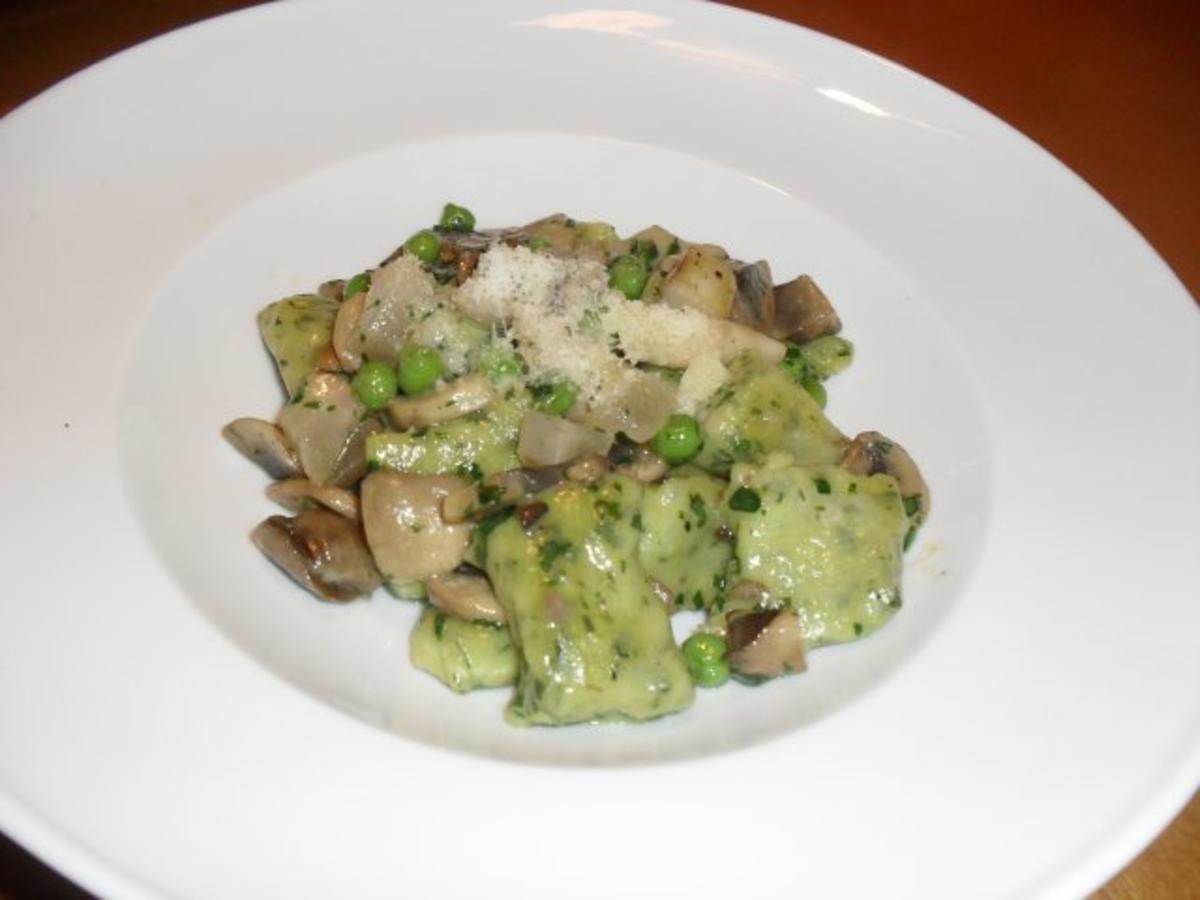 Bärlauchgnocchi mit gemischten Pilzen, Erbsen und Guanciale - Rezept ...