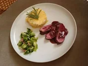 Rezept: Rehrücken an Rotweinjus mit Kartoffelgratin und gebratenen Rosenkohlblättern Rehrücken an Rotweinjus mit Kartoffelgratin und gebratenen Rosenkohlblättern - Rezept