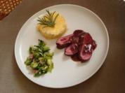 Rehrücken an Rotweinjus mit Kartoffelgratin und gebratenen Rosenkohlblättern - Rezept