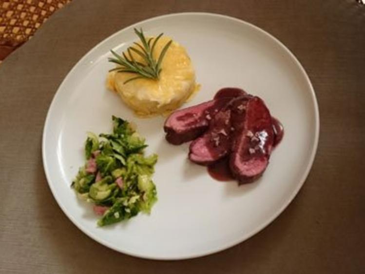Rehrücken an Rotweinjus mit Kartoffelgratin und gebratenen ...