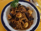 Nudelwok mit Schweinenacken und Wachteleiern - Rezept