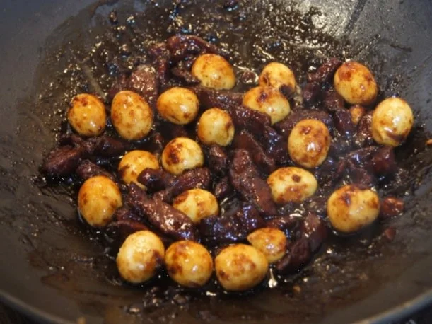 Rezept: Nudelwok mit Schweinenacken und Wachteleiern Bild Nr. 13 Nudelwok mit Schweinenacken und Wachteleiern - Rezept - Bild Nr. 13