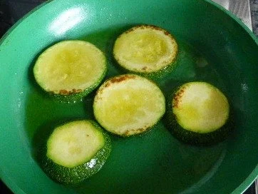 Rezept: Salat von Linsen und Rucola mit gratiniertem Ziegenkäse Bild Nr. 2 Salat von Linsen und Rucola mit gratiniertem Ziegenkäse - Rezept - Bild Nr. 2