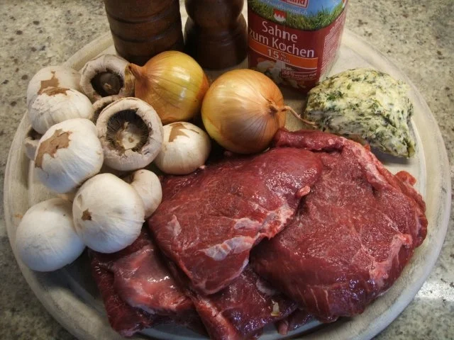 Fleisch: Kalbsbäckchen geschmort mit Wildkräuterbutter-Champignons - Rezept