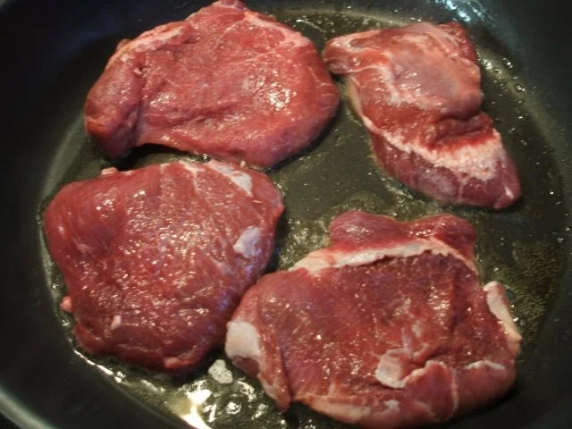 Fleisch: Kalbsbäckchen geschmort mit Wildkräuterbutter-Champignons - Rezept - Bild Nr. 2