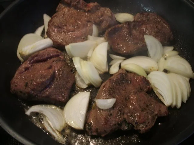 Fleisch: Kalbsbäckchen geschmort mit Wildkräuterbutter-Champignons - Rezept - Bild Nr. 3