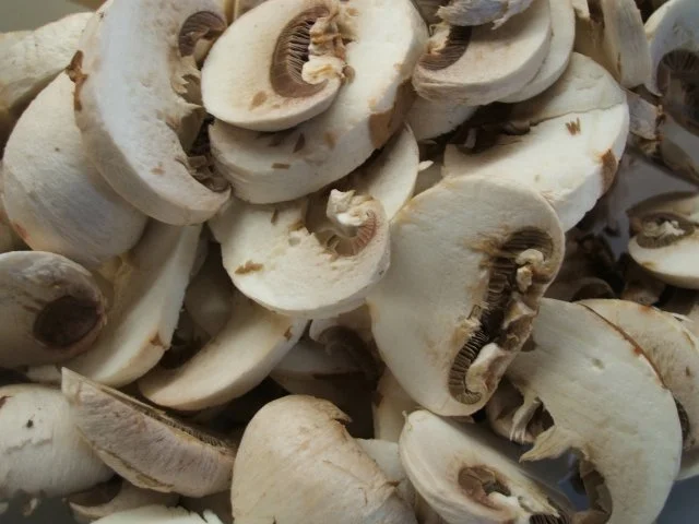 Fleisch: Kalbsbäckchen geschmort mit Wildkräuterbutter-Champignons - Rezept - Bild Nr. 5
