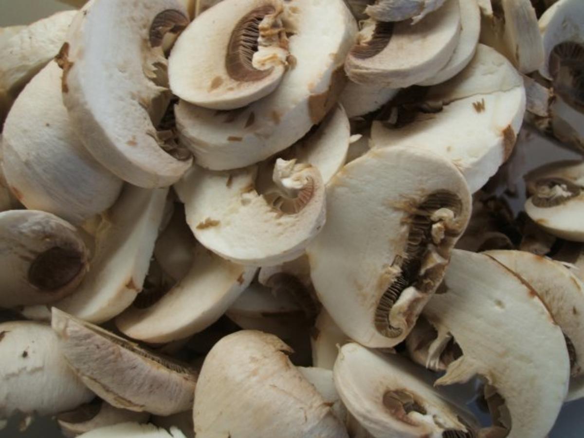 Fleisch: Kalbsbäckchen geschmort mit Wildkräuterbutter Champignons ...