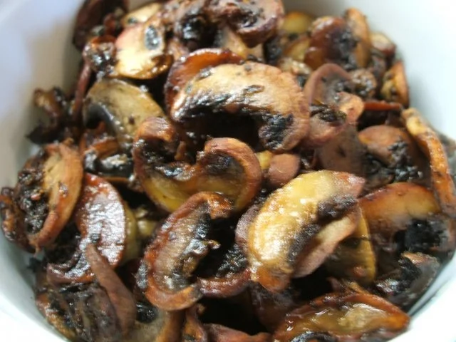 Fleisch: Kalbsbäckchen geschmort mit Wildkräuterbutter-Champignons - Rezept - Bild Nr. 6