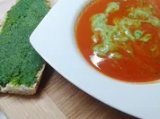 Tomatensuppe mit Basilikum-Sahne - Rezept