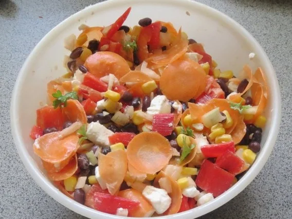 Rezept: Salat: Bunter Schwarze-Bohnen Salat Bild Nr. 2 Salat: Bunter Schwarze-Bohnen Salat - Rezept - Bild Nr. 2