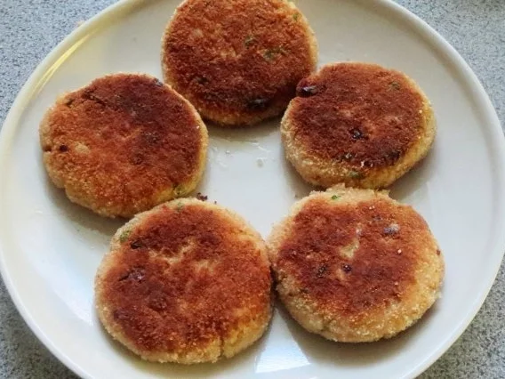 Kochen: Lachs-Frikadellen mit Sauce - Rezept