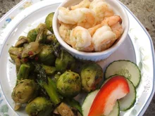 Spargelpfanne-Rosenkohl-Pfanne mit Garnelen - Rezept