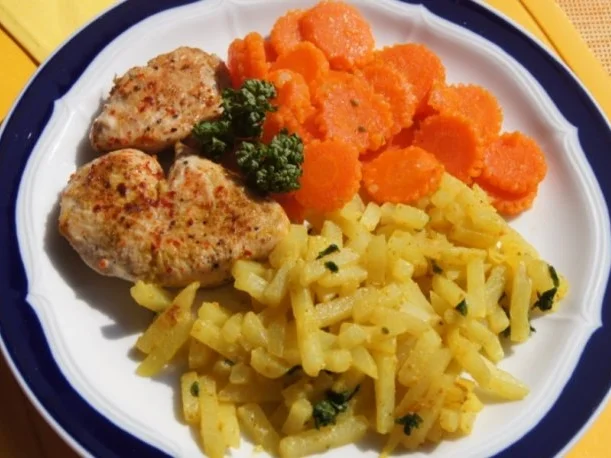 Rezept: Puten Ministeaks mit Kohlrabistiften und Möhrenblüten Puten Ministeaks mit Kohlrabistiften und Möhrenblüten - Rezept