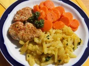 Puten Ministeaks mit Kohlrabistiften und Möhrenblüten - Rezept