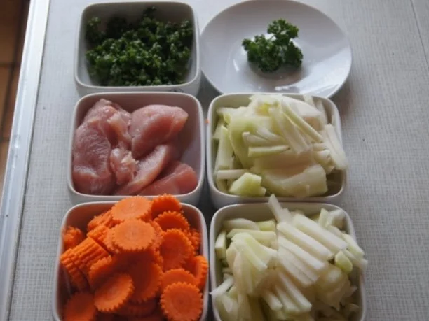 Rezept: Puten Ministeaks mit Kohlrabistiften und Möhrenblüten Bild Nr. 7 Puten Ministeaks mit Kohlrabistiften und Möhrenblüten - Rezept - Bild Nr. 7