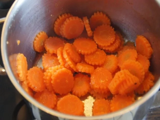 Rezept: Puten Ministeaks mit Kohlrabistiften und Möhrenblüten Bild Nr. 8 Puten Ministeaks mit Kohlrabistiften und Möhrenblüten - Rezept - Bild Nr. 8