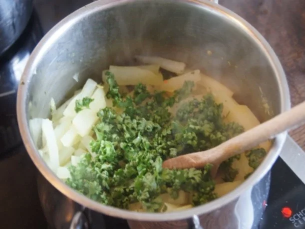 Rezept: Puten Ministeaks mit Kohlrabistiften und Möhrenblüten Bild Nr. 9 Puten Ministeaks mit Kohlrabistiften und Möhrenblüten - Rezept - Bild Nr. 9