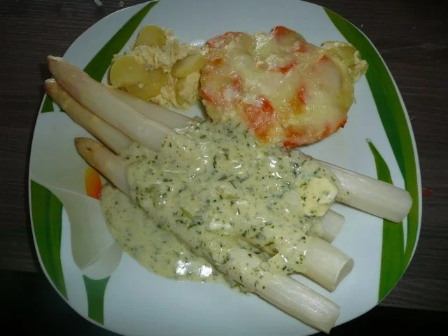Die ersten Spargel mit Käsesoße und Gratin. - Rezept