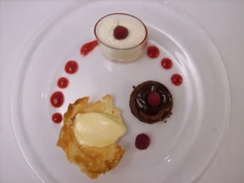 Rezept: Schokoladentrüffeltörtchen an Mousse und Sorbet und Himbeercoulis Schokoladentrüffeltörtchen an Mousse und Sorbet und Himbeercoulis - Rezept