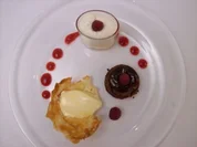 Schokoladentrüffeltörtchen an Mousse und Sorbet und Himbeercoulis - Rezept