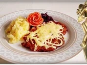 Überbackenes Schnitzel mit Rotkohl und Stampfkartoffeln - Rezept