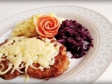 Überbackenes Schnitzel mit Rotkohl und Stampfkartoffeln - Rezept - Bild Nr. 2