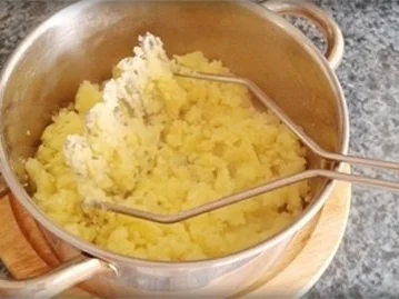 Überbackenes Schnitzel mit Rotkohl und Stampfkartoffeln - Rezept - Bild Nr. 5