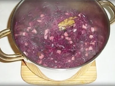 Überbackenes Schnitzel mit Rotkohl und Stampfkartoffeln - Rezept - Bild Nr. 4