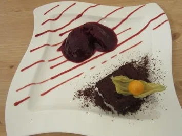 Super schokoladige Brownies mit Beerensorbet - Rezept