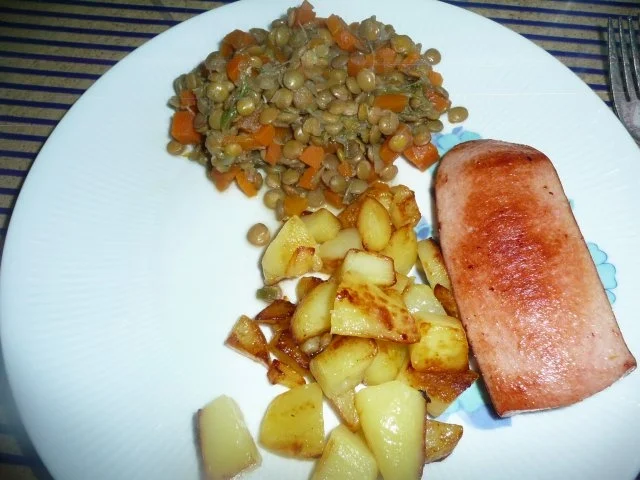 Linsengemüse zu gebratenem Lyoner und Bratkartoffel. - Rezept