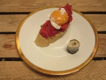 Hamburger Labskaus auf  gerösteter Weißbrotscheibe - Rezept