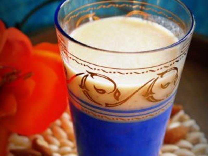 Bananen-Mandelmilch-Shake mit Zimt; gesundes Getränk - Rezept - kochbar.de