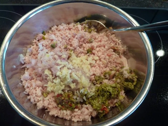 Rezept: Lachs Tartar auf Rucolablätter Bild Nr. 2 Lachs Tartar auf Rucolablätter - Rezept - Bild Nr. 2