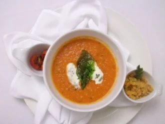 Rote Linsen-Tomatensuppe mit Frischkäse-Grieß- Basilikumnocken - Rezept