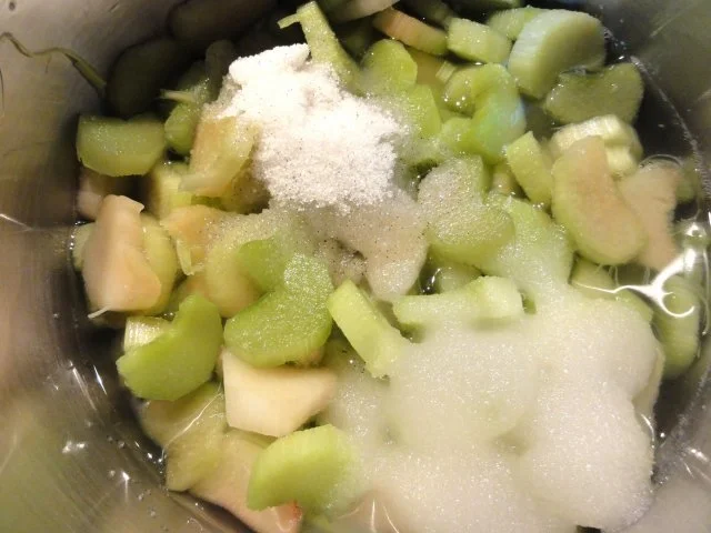 Rezept: Mürbeteig: ERDBEER-RHABARBER-TORTE Bild Nr. 3 Mürbeteig: ERDBEER-RHABARBER-TORTE - Rezept - Bild Nr. 3