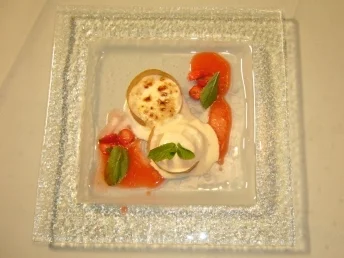 Rezept: Karamellisierter Limonenflan mit marinierten Erdbeeren u. Szechuanpfeffereis Karamellisierter Limonenflan mit marinierten Erdbeeren u. Szechuanpfeffereis - Rezept