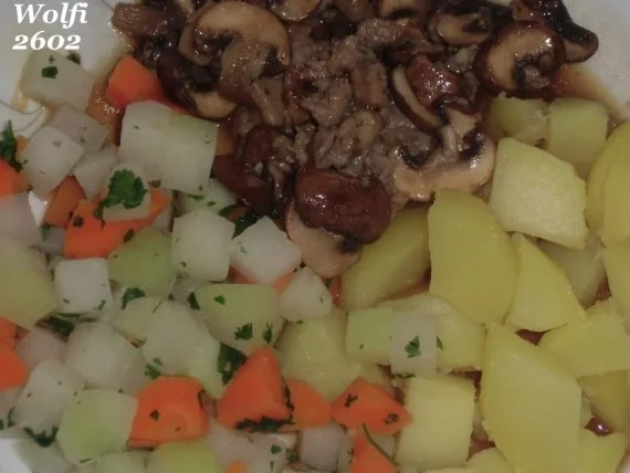 Gemüse : mit Thüringer Hackfleisch in brauner Champignon-Soße, Kohlrabi und Karotte - Rezept - Bild Nr. 4