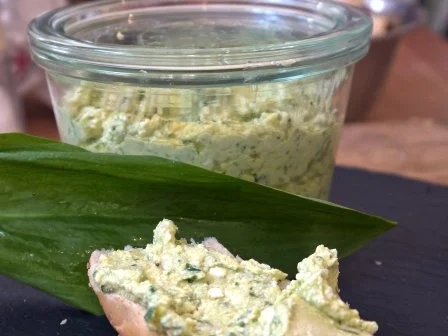 Rezept: Bärlauch-Feta-Brotaufstrich Bärlauch-Feta-Brotaufstrich - Rezept
